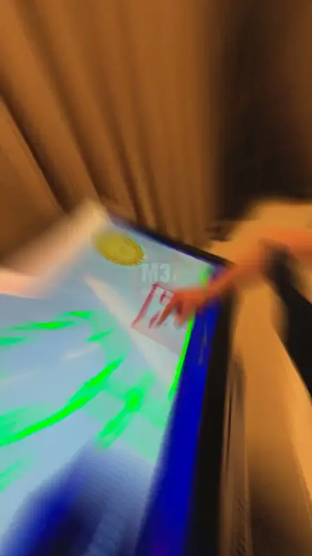 Katılımcının dokunmatik ekranda parmağıyla dijital graffiti taslağı çizmesi