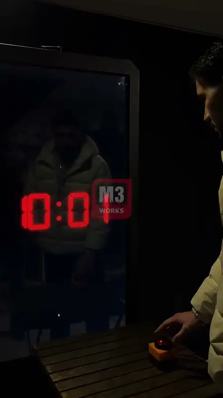Kırmızı LED sayaçta 10.01 sonucu ve butona basan oyuncunun eli