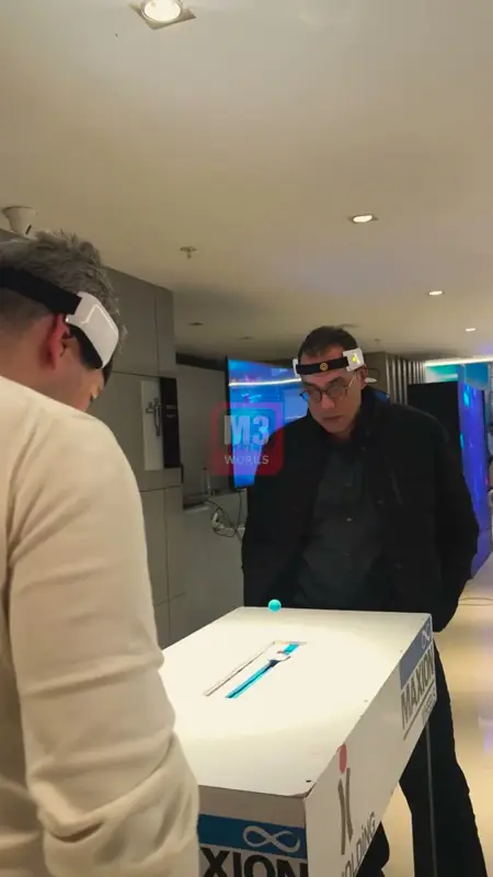 Kafa bandı takan iki katılımcının Brain Master masasında konsantrasyon yarışı