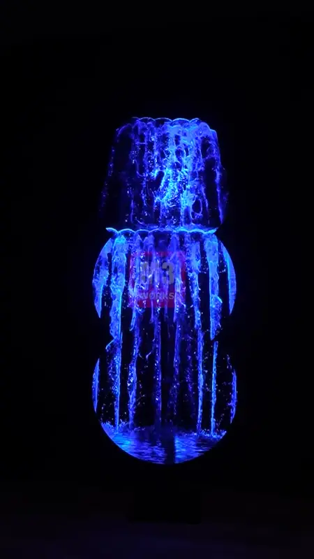 Hologram ekranda mavi ışıklı katmanlı su gösterisi animasyonu