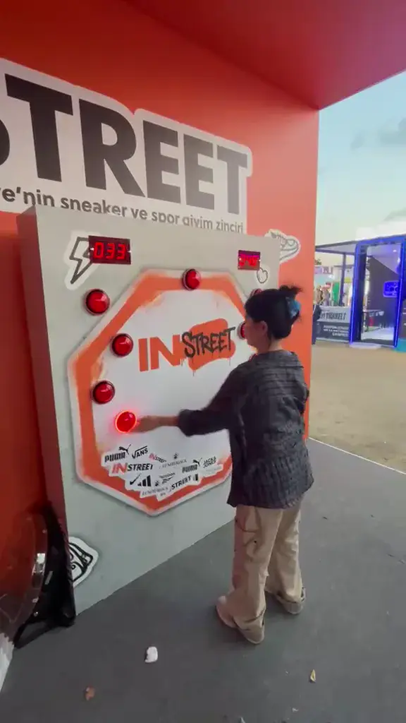 Instreet standında Refleks Wall'da oynayan ziyaretçi