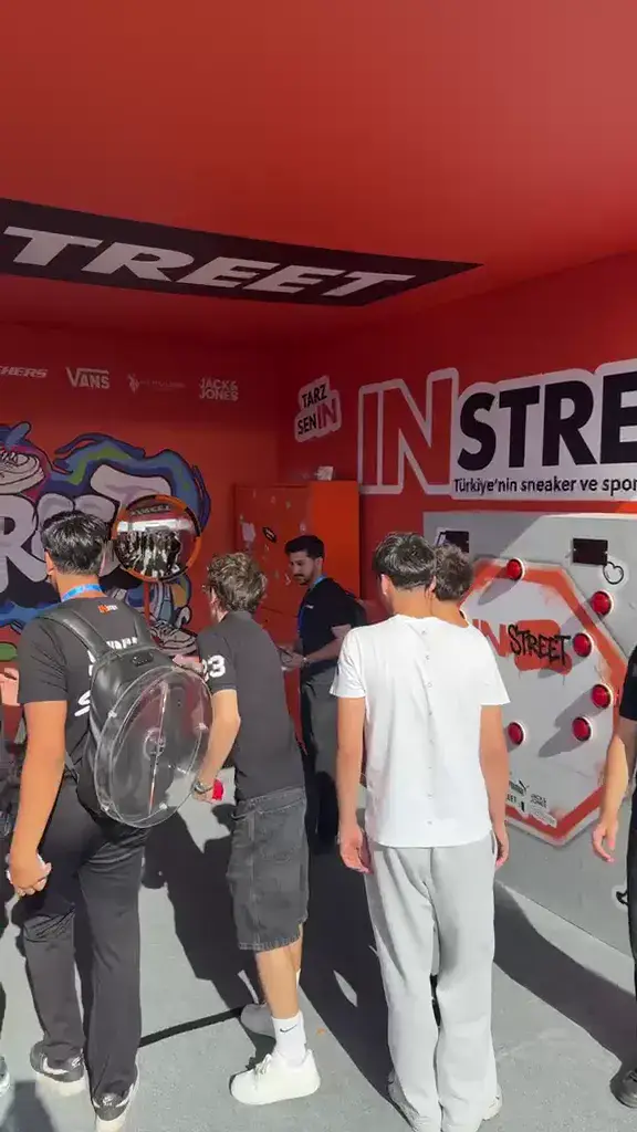 Instreet standında Refleks Wall duvarında ışık söndüren katılımcı