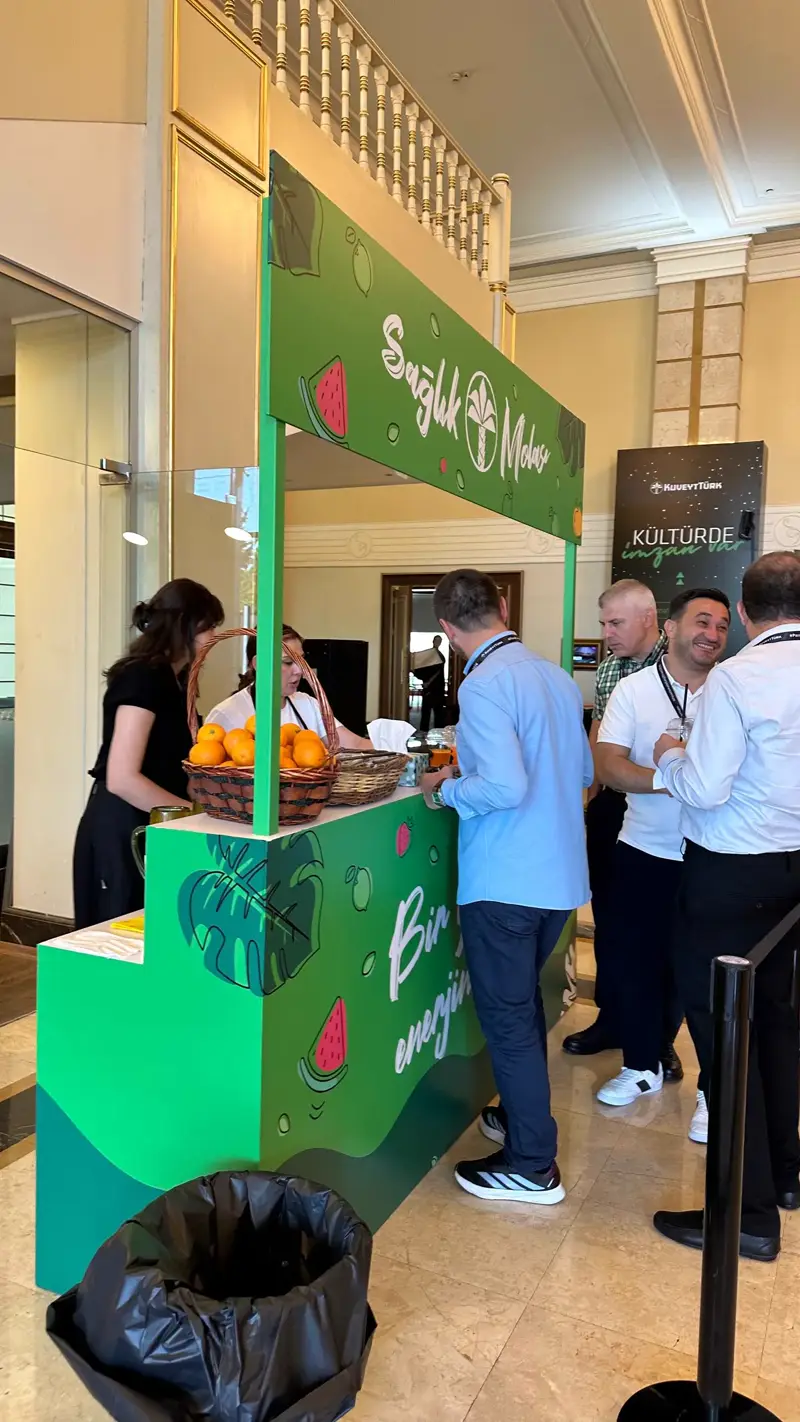 Vitamin bar standında taze portakal suyu servisi