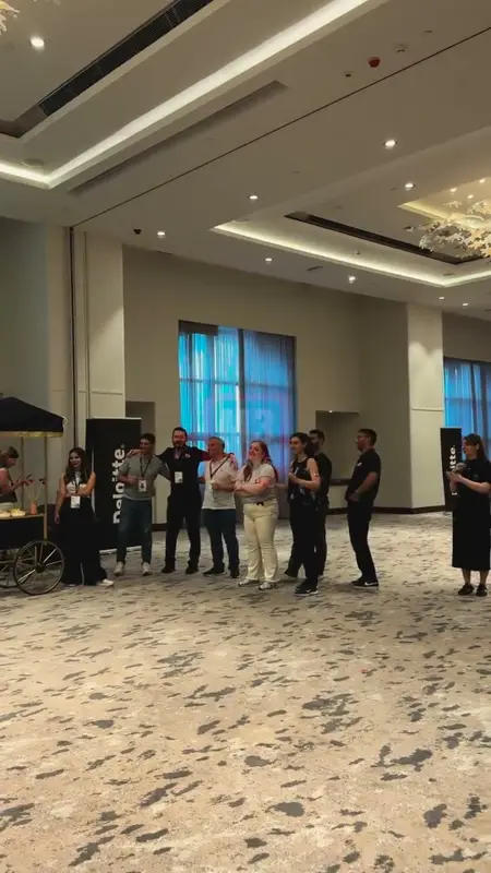 Balo salonunda final için yan yana dizilmiş takım üyeleri