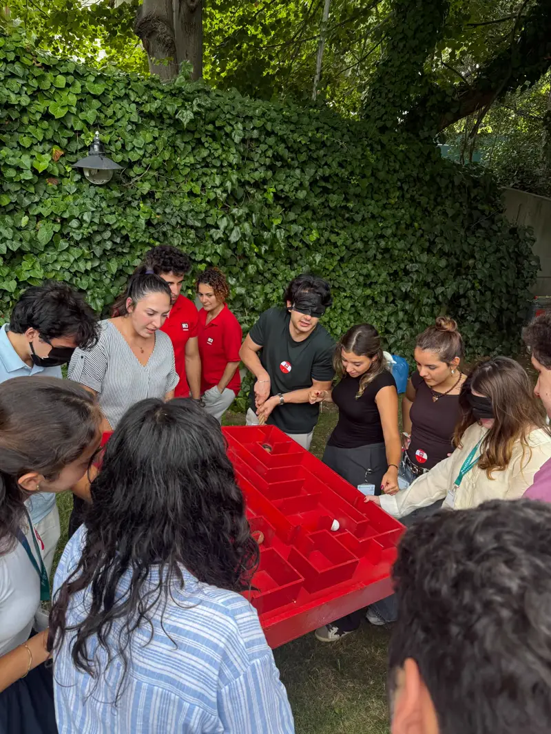 Kırmızı dev labirent oyununun başında gözü bağlı katılımcılar ve onları yönlendiren takım
