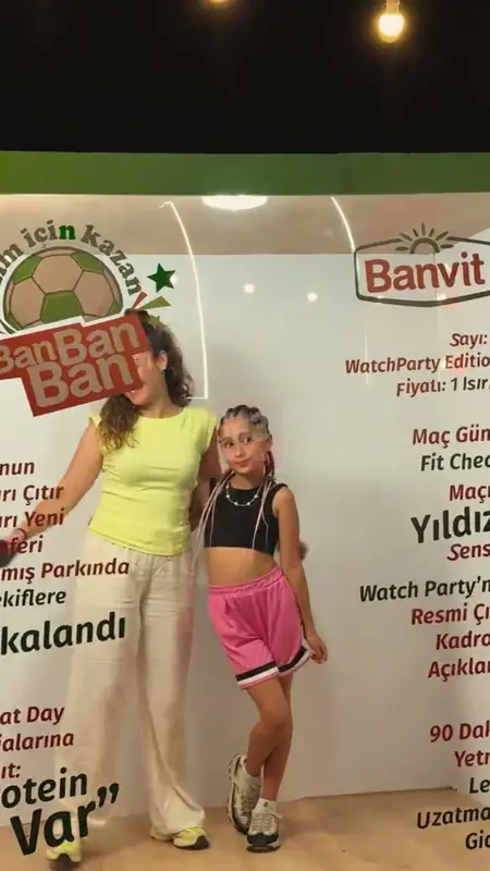 Dergi kapağı dekorunun içinde poz veren genç misafirler