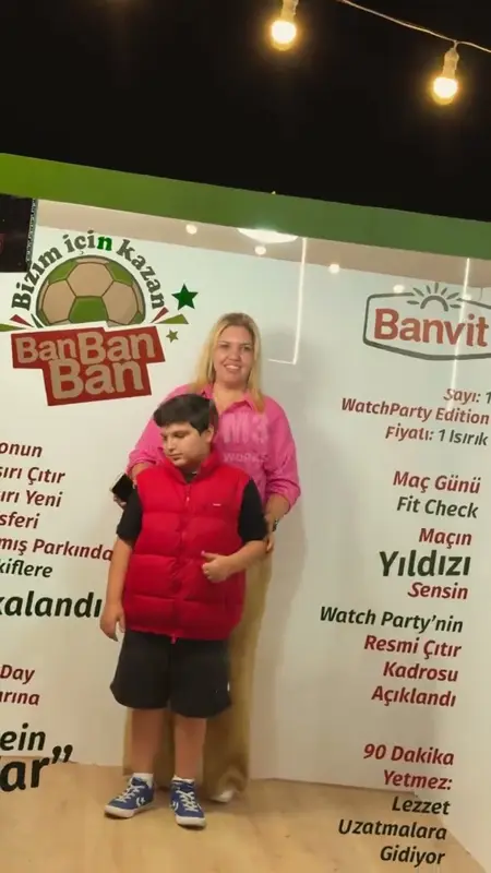 Dergi kapağı önünde birlikte poz veren anne ve çocuk