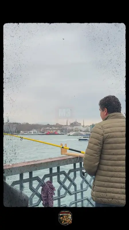 Köprüde olta başında görev tamamlayan katılımcı ve arkada tarihi yarımada