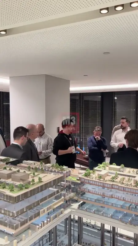 Finalde mimari maketin çevresinde toplanan katılımcılar