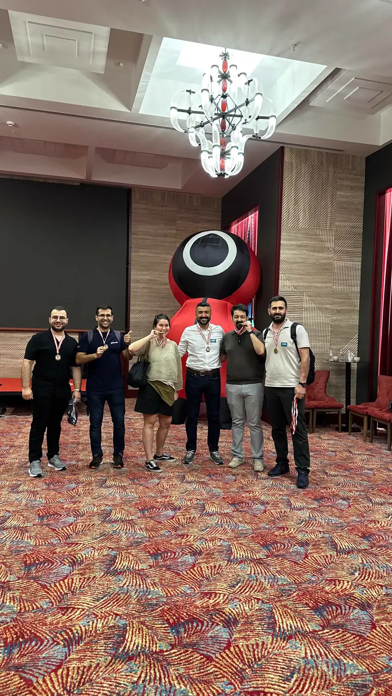 Finalistler madalyalarıyla poz veriyor