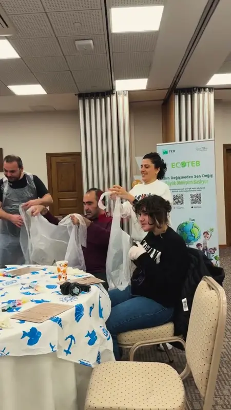 ECOTEB görselinin yanında önlük giyen ve hazırlanan katılımcılar