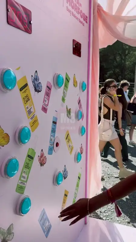 Reflex wall in shades of pink covered with product visuals and turquoise buttons