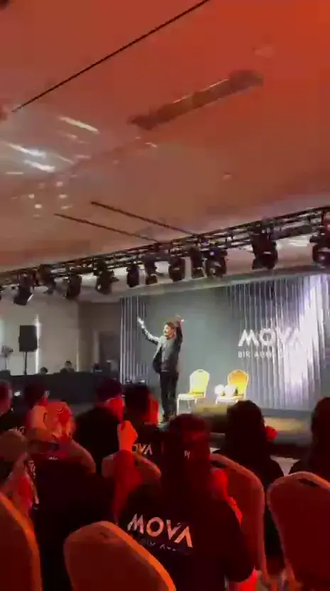 Kongre salonunda sahneden ritim atölyesini yöneten eğitmen ve katılımcılar