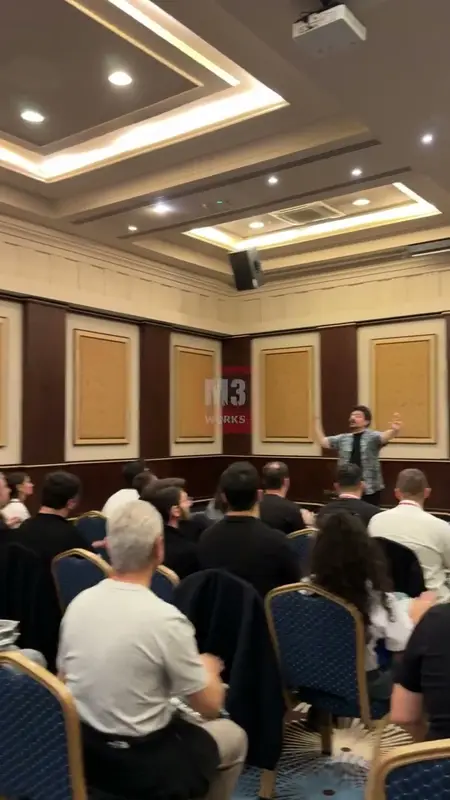 Otel salonunda katılımcıları yöneten ritim lideri