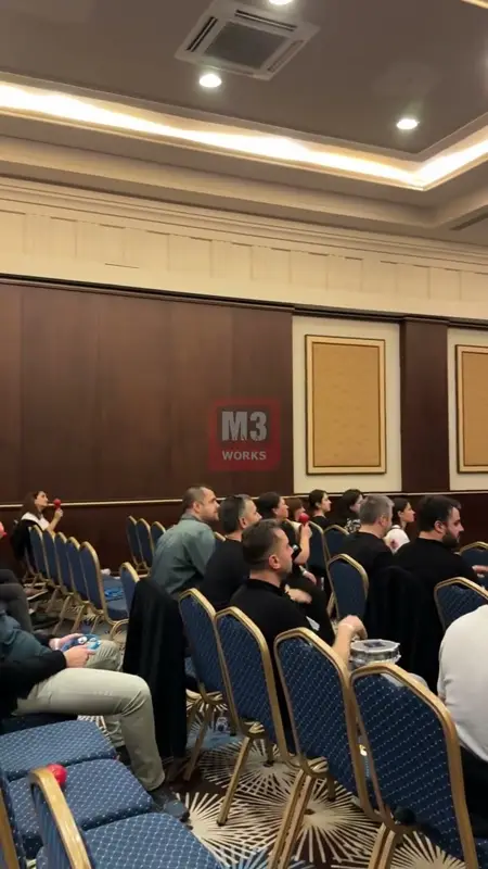 Otel salonunda oturan katılımcılar ellerinde küçük perküsyon çalgılarıyla