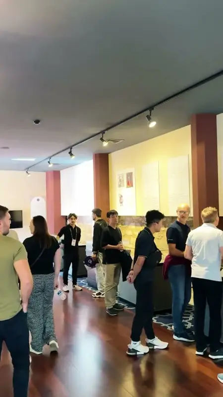 Spot ışıklı sergi salonunda ipucu arayan ekipler