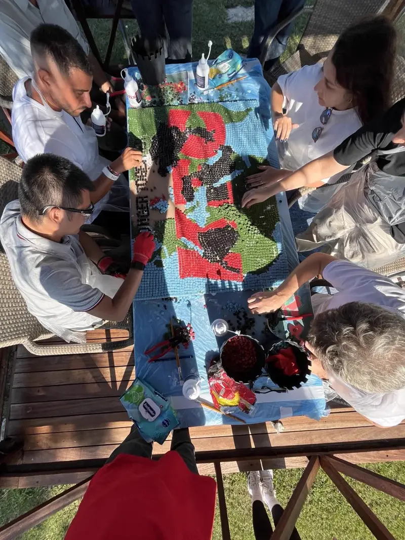 Mozaik atölyesinde dev panoya taş dizen ekip