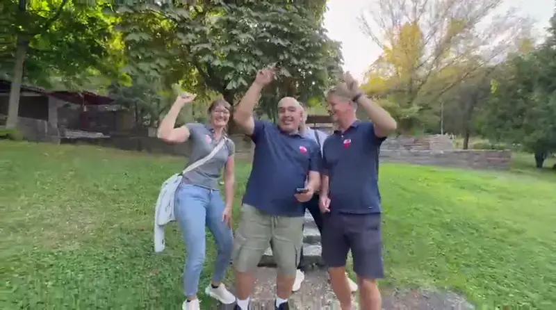 Parkta treasure hunt'ı tamamlayıp sevinen takım